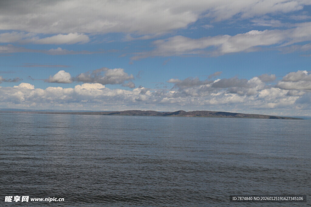 广阔海面与蓝天白云景观