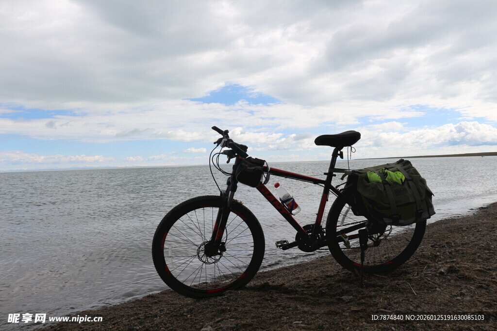 海边停放的带包山地自行车