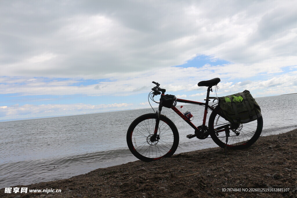 海边停放的山地自行车