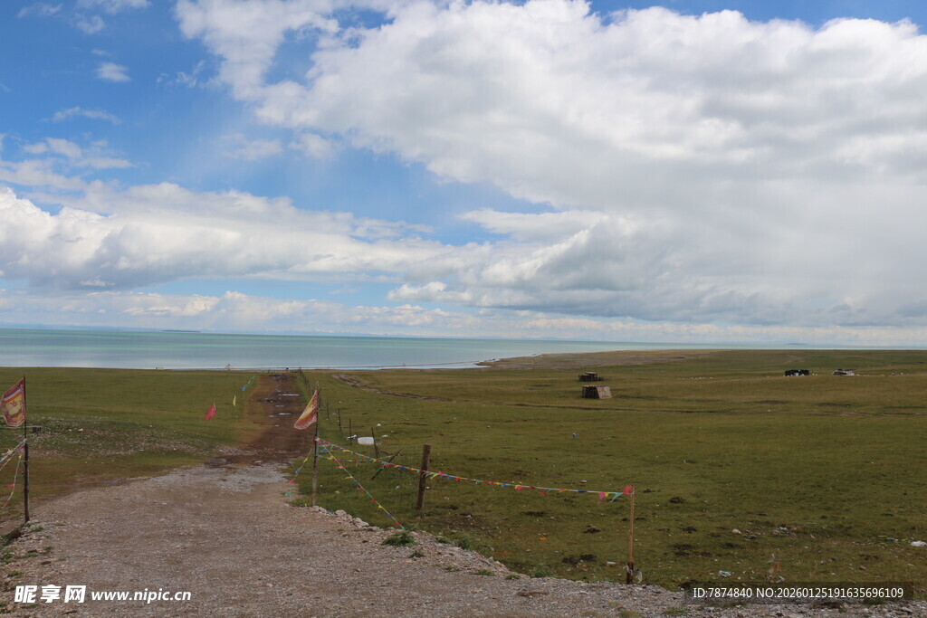 草原风光中的小径