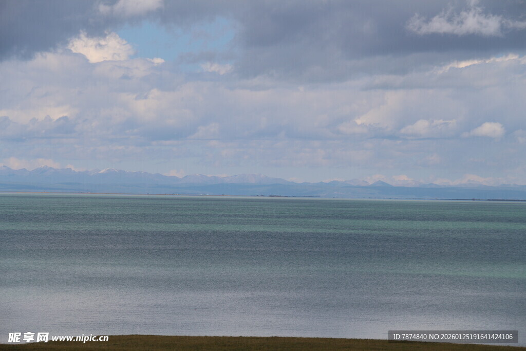 广阔海面与天空的自然景致