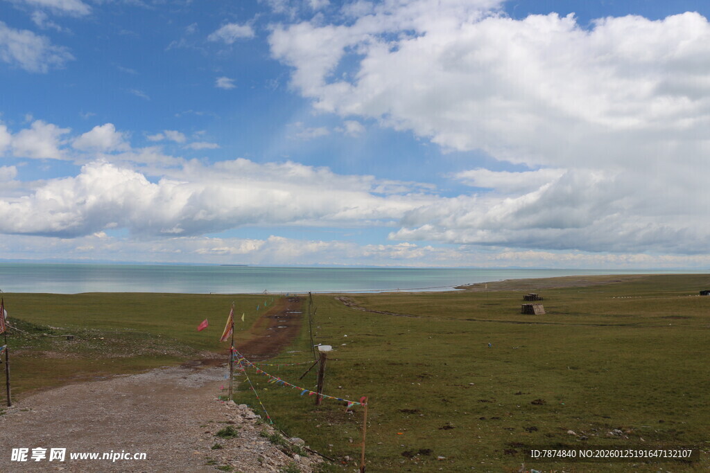 草原湖畔风景