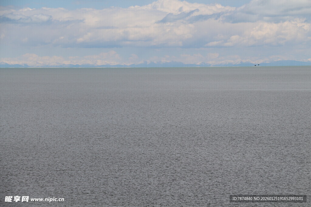 广阔平坦的灰色路面景观