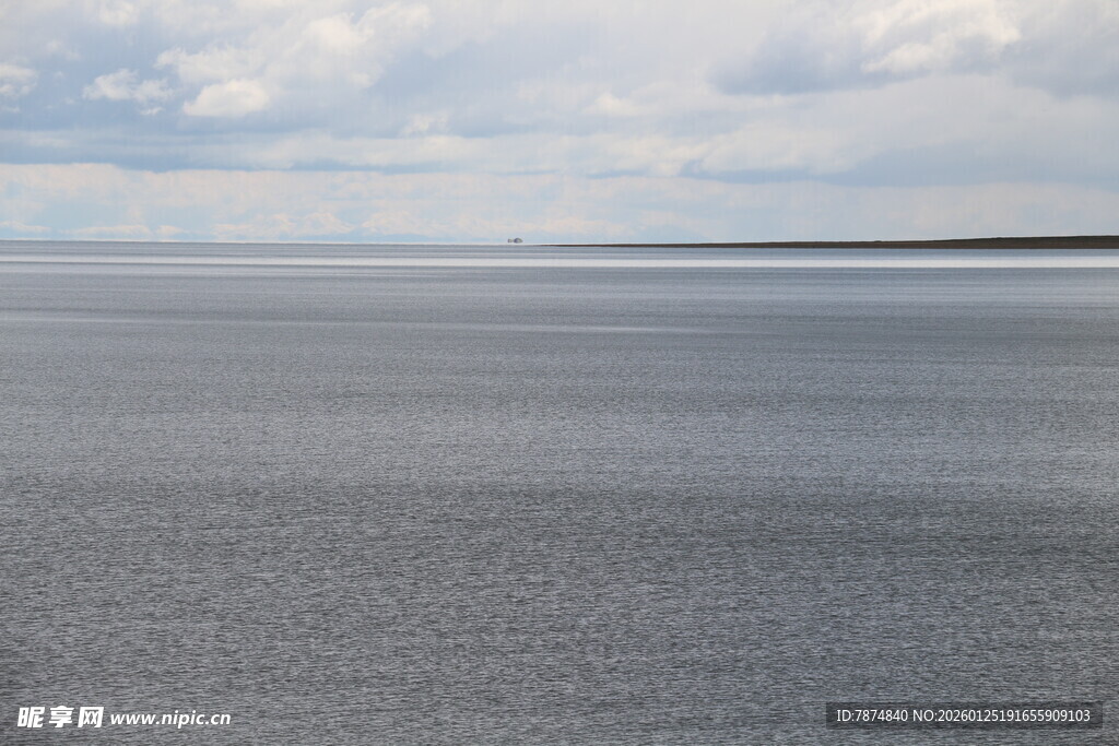 广阔平静的湖面景象