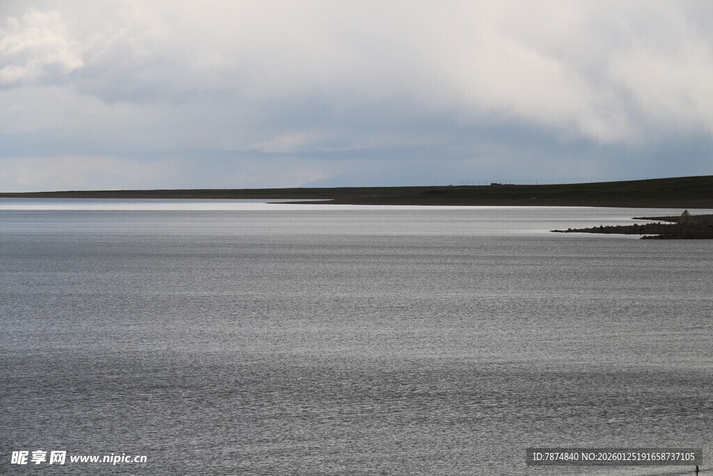 宁静湖面与远方天际线