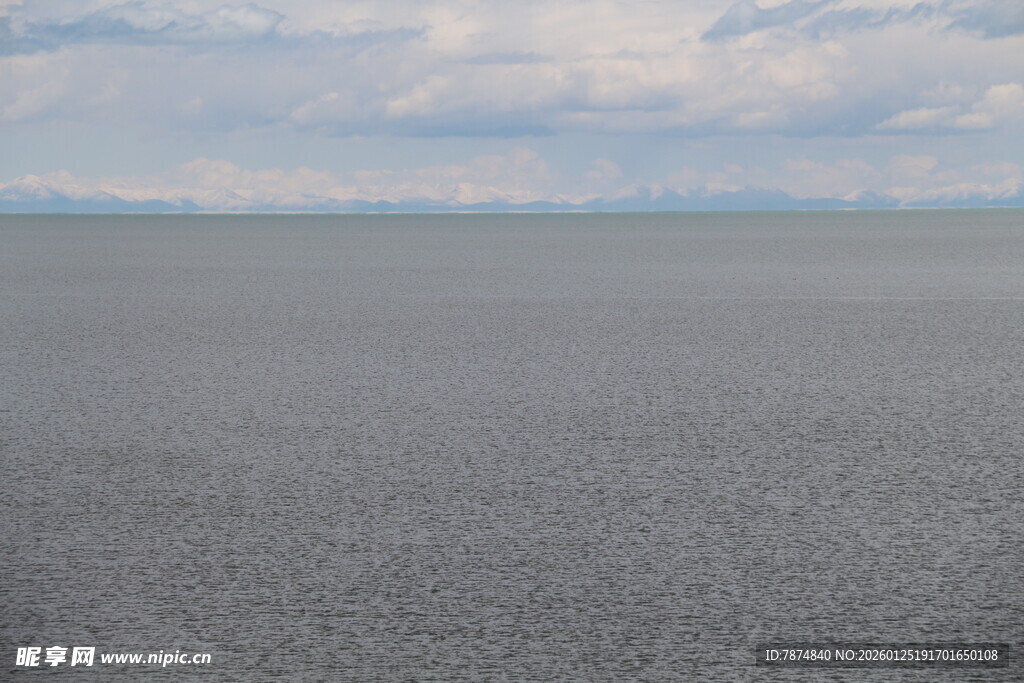 空旷平坦的灰色路面