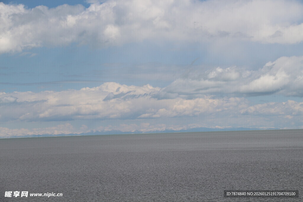 广阔天空下的平坦大地