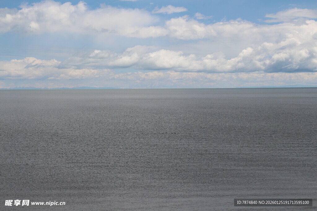 广阔海面与蓝天白云景象