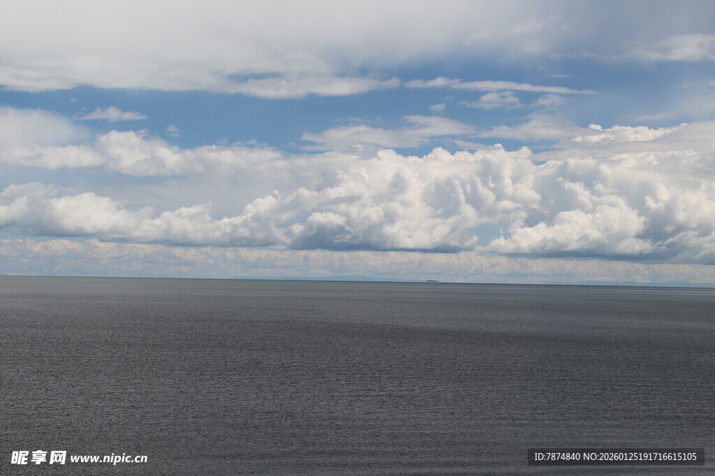 广阔海面与蓝天白云景象