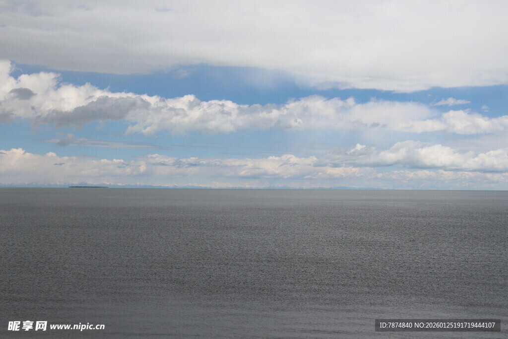 广阔海面与蓝天白云美景