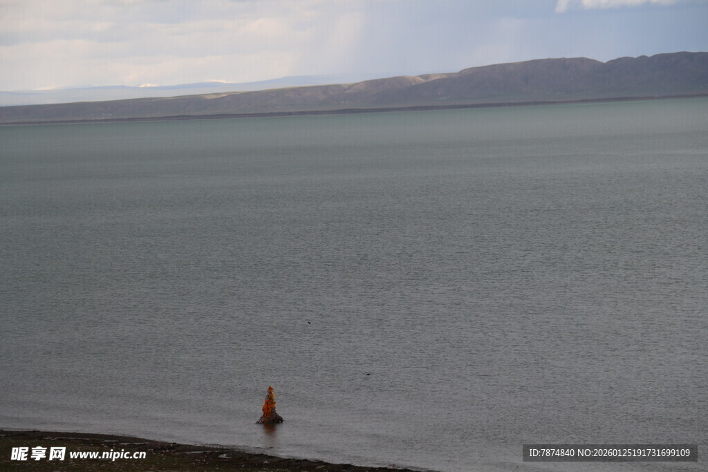 湖畔孤影 静谧湖景风光
