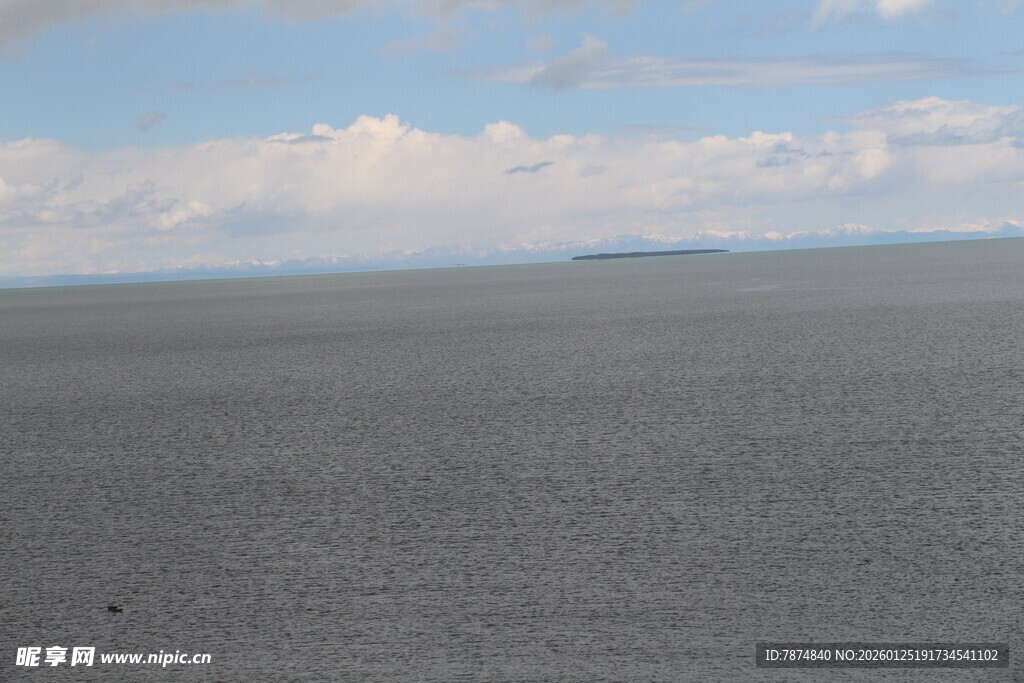 广阔灰蓝海面与天际线