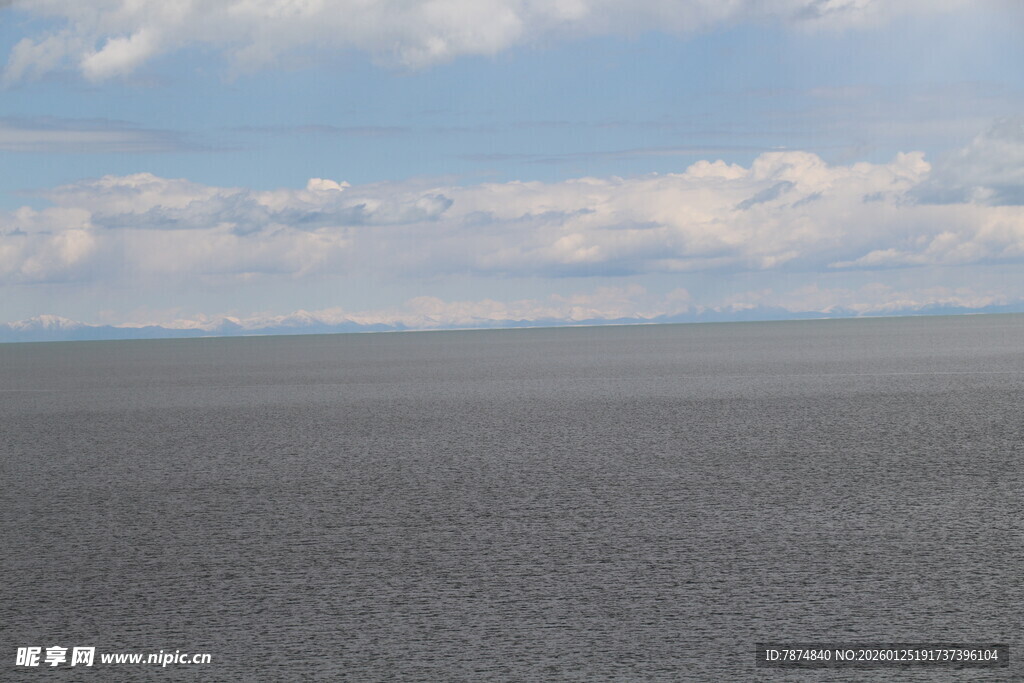 广阔平坦的灰色路面景观