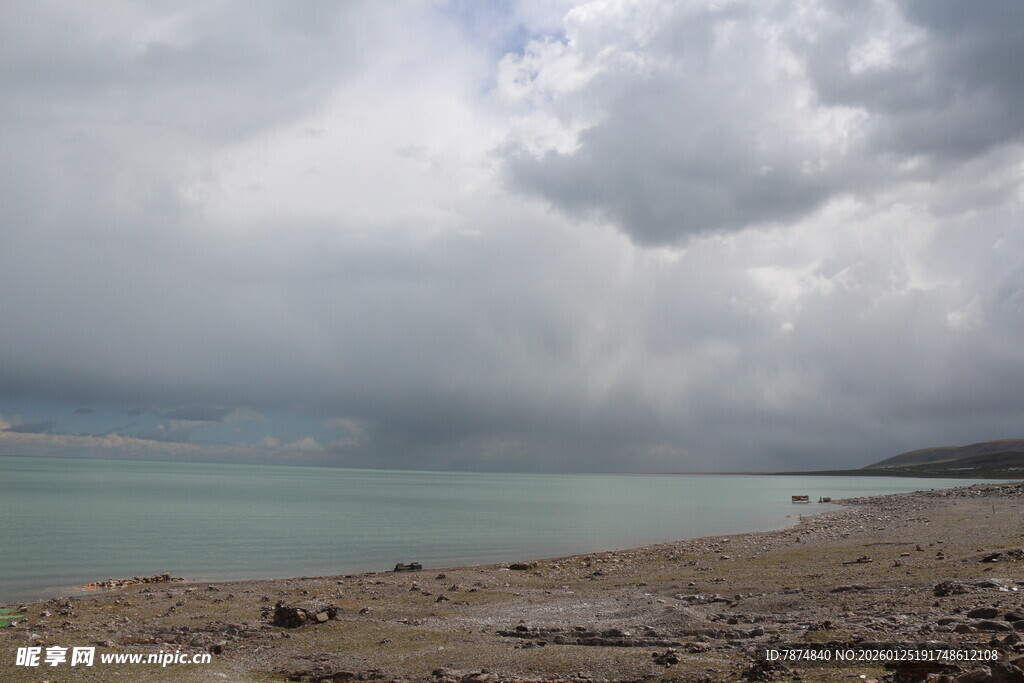 湖畔阴云下的宁静景致