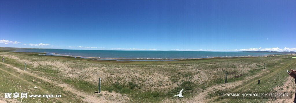 广阔草原与蓝天相接美景