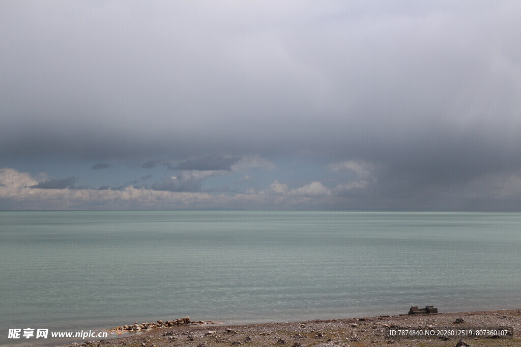 阴云下的宁静海滨风光