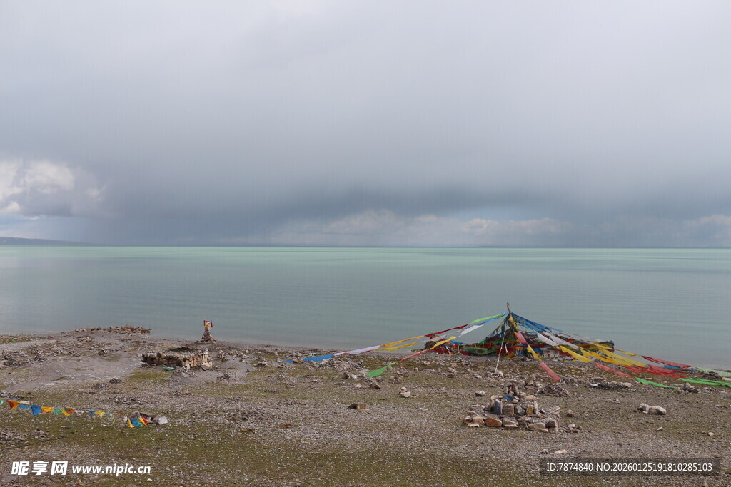 湖畔经幡飘扬的静谧风光