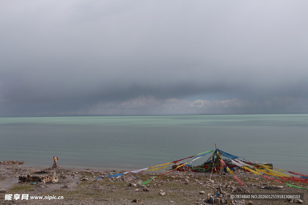 湖畔经幡 尽显高原风情