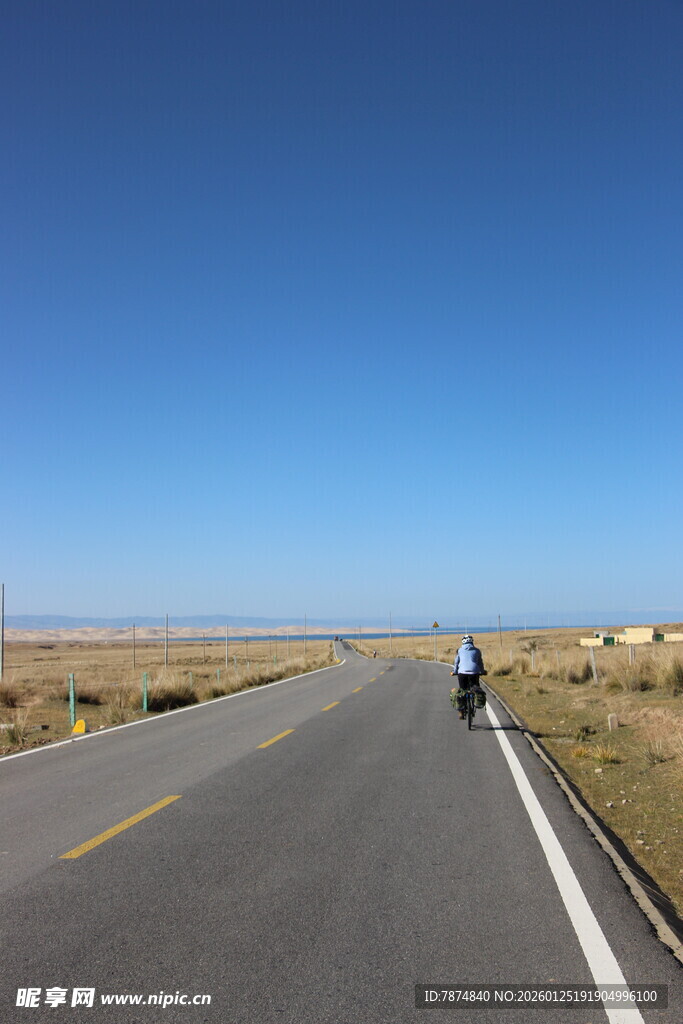 公路骑行者 广阔天地间
