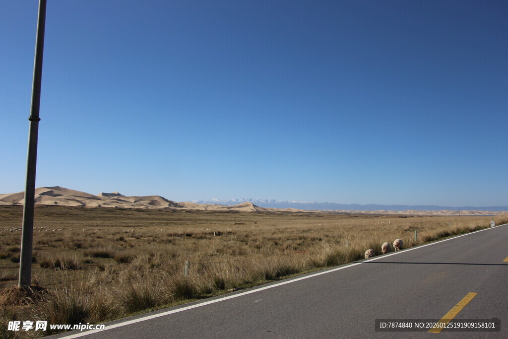 空旷公路伸向远方