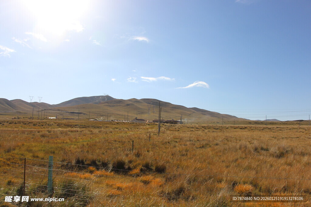广袤原野上的蓝天与远山