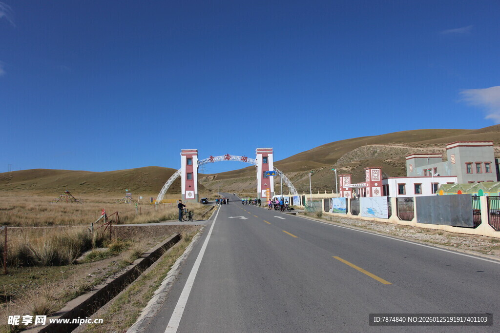 草原公路上的彩色门楼