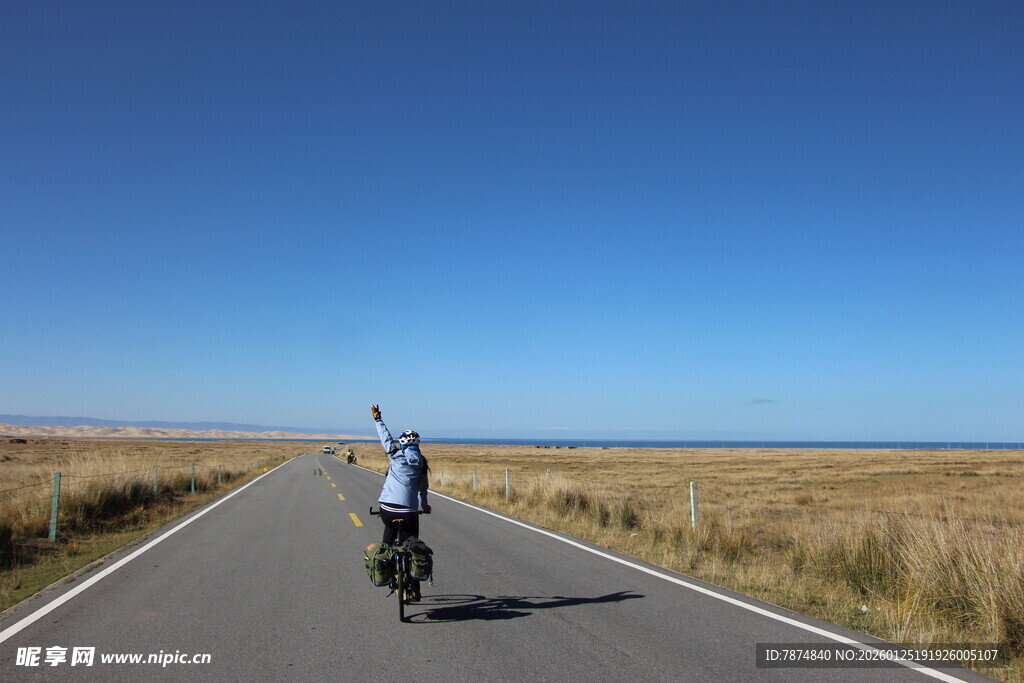 骑行者在旷野公路上前行