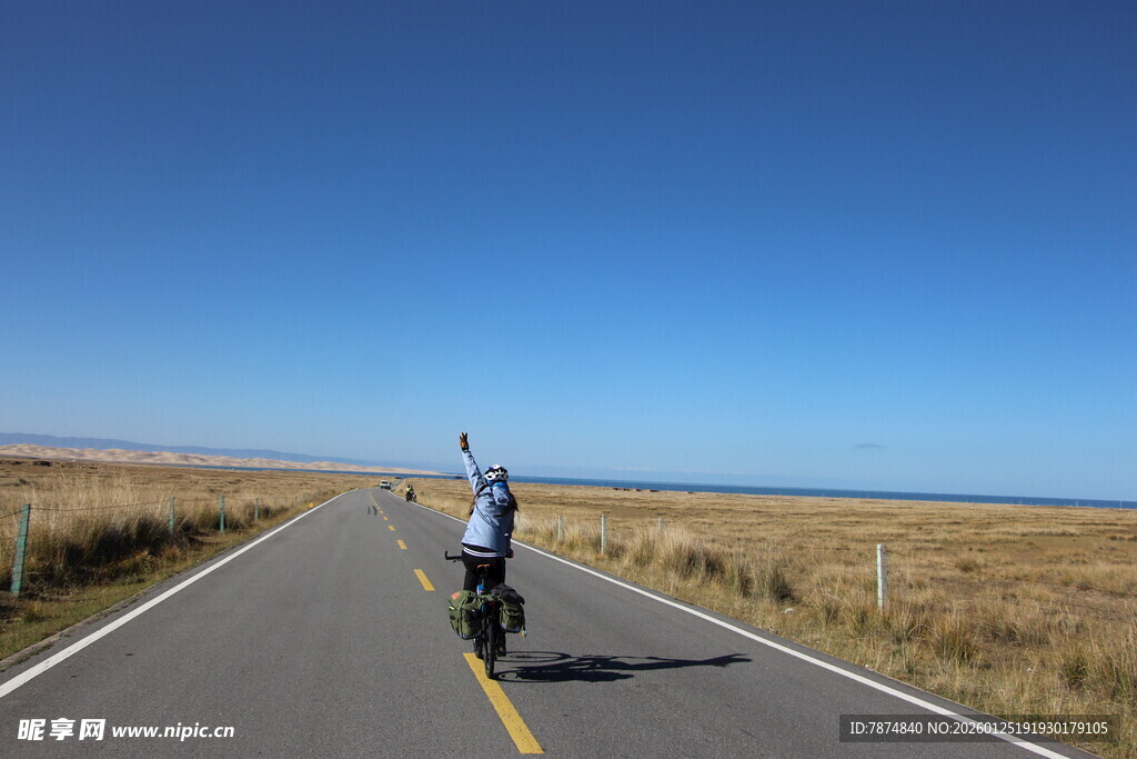 公路骑行者 畅享开阔风景