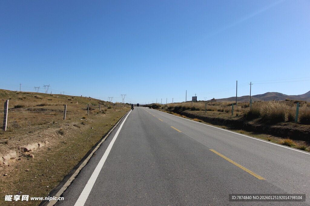 宽阔公路延伸向远方