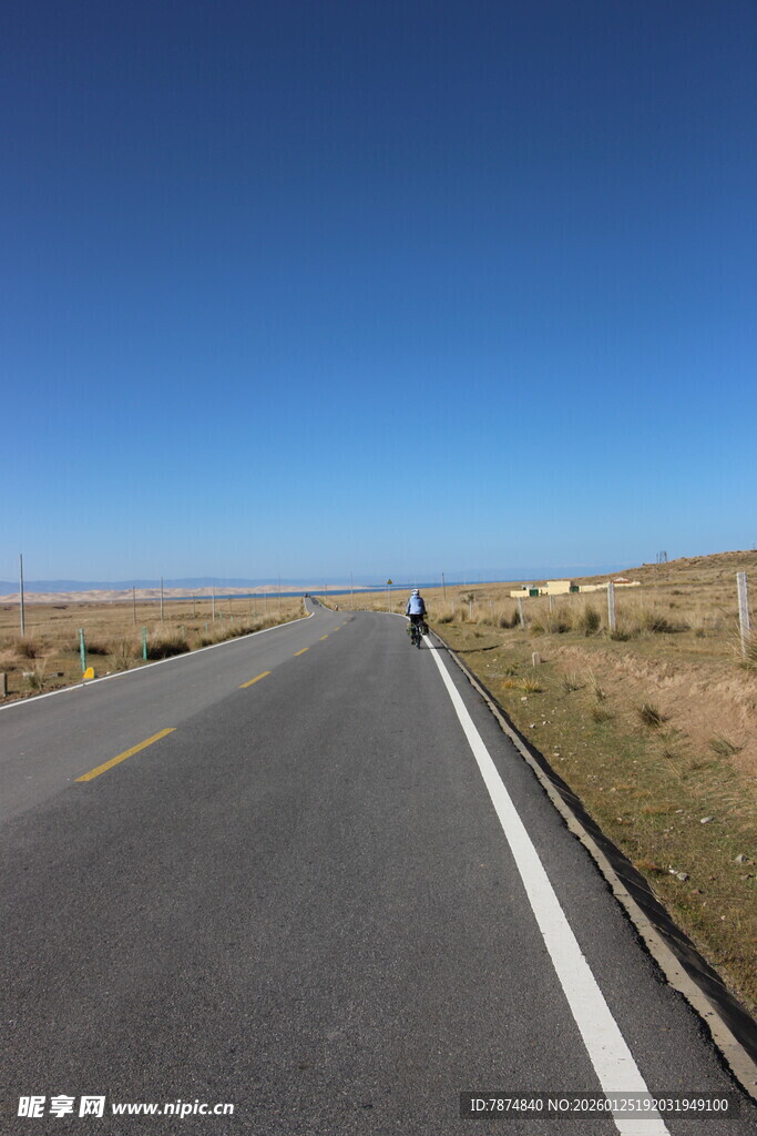 空旷公路伸向远方