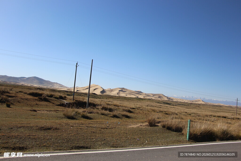 公路旁的开阔旷野风光