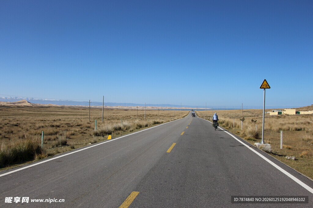 空旷公路上的骑行者