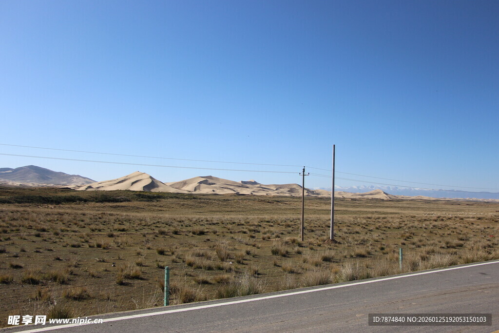 空旷公路旁的荒凉景致
