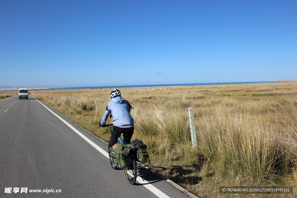 公路骑行者 广袤天地间