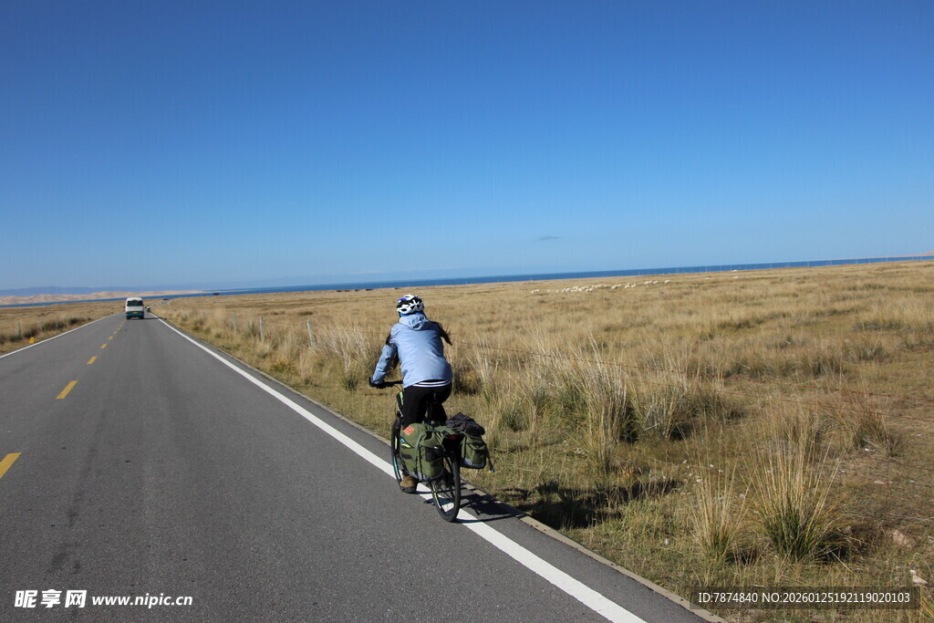 公路骑行者 广袤原野相伴