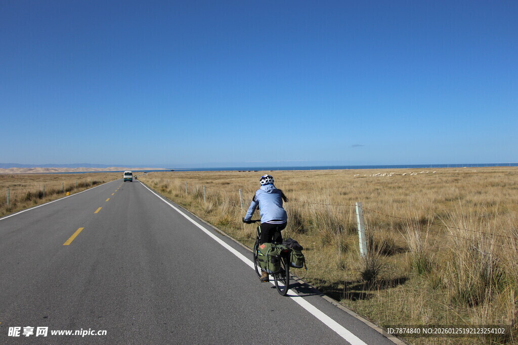 公路骑行者 广袤天地间
