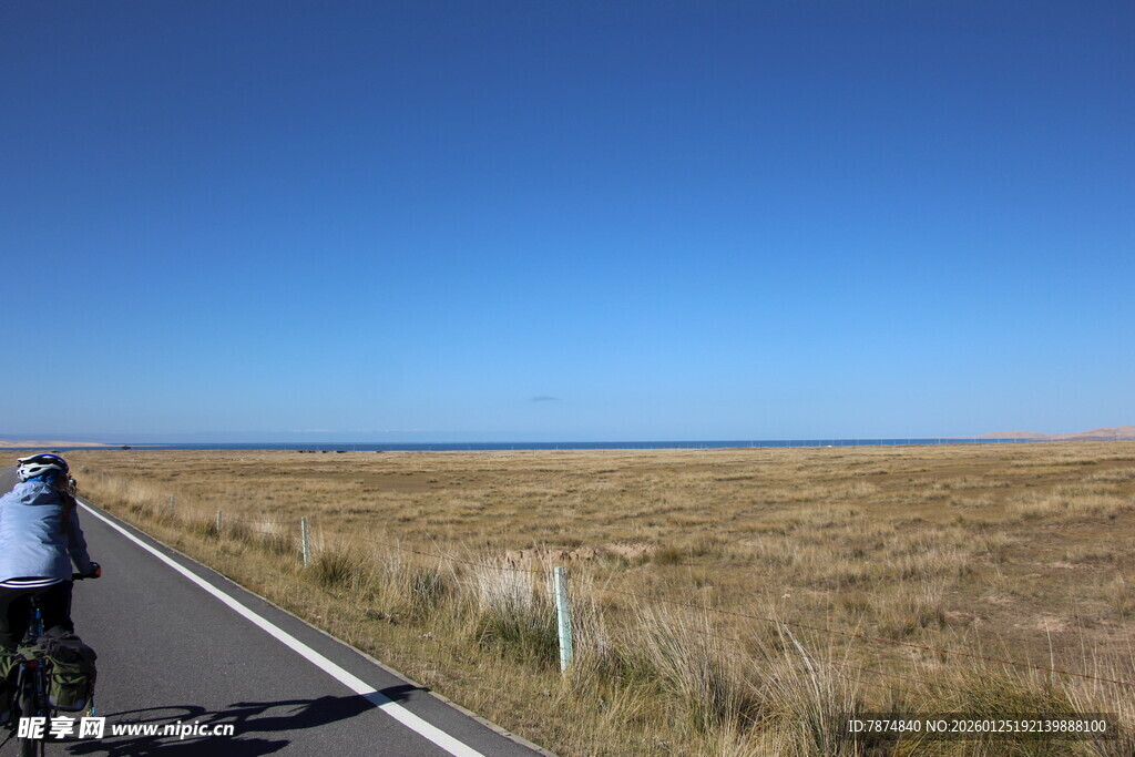 公路骑行者 辽阔天地间