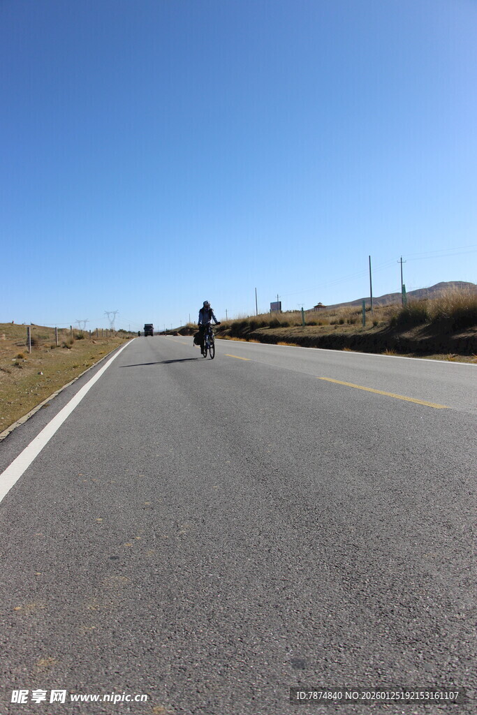 公路骑行者 蓝天相伴