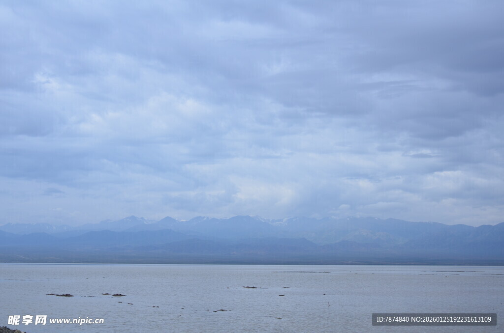 湖畔多云景 宁静自然风光