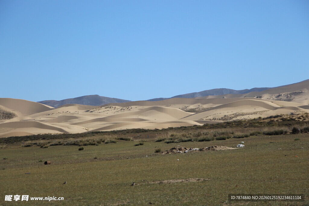 广袤沙漠与远处山峦景观