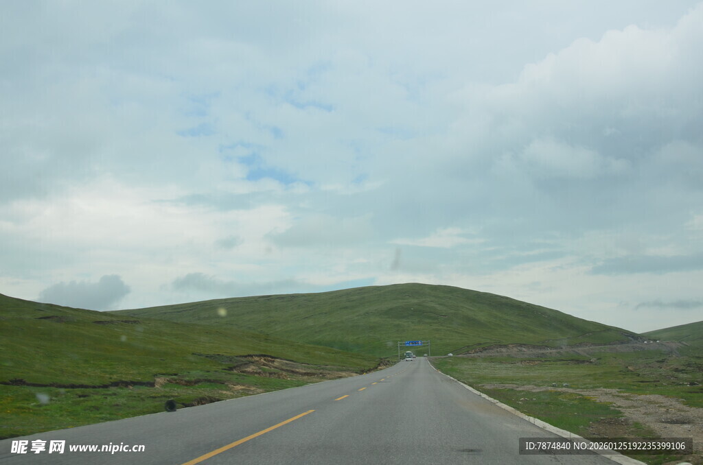 蜿蜒公路穿行于绿野之间