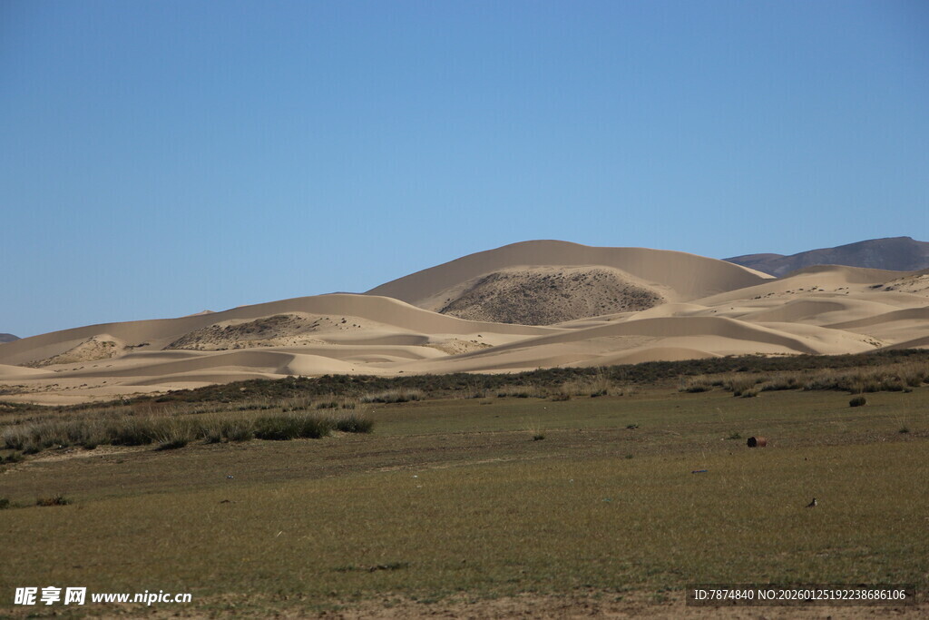 广袤沙漠与远处山丘景色