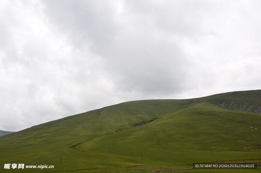 青山覆绿 云漫天际