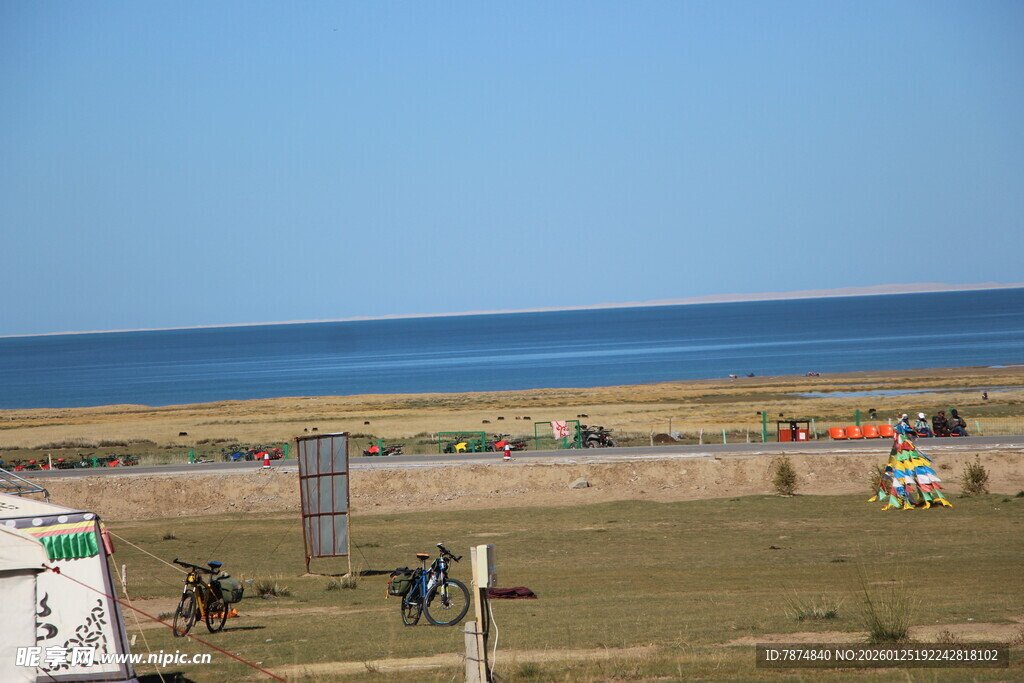 草原边的辽阔蓝色海洋