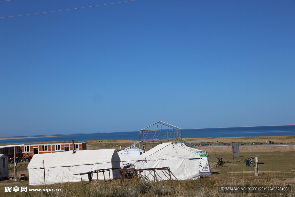 草原湖畔的白色蒙古包