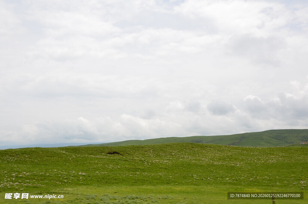 广袤草原 天际云影悠悠
