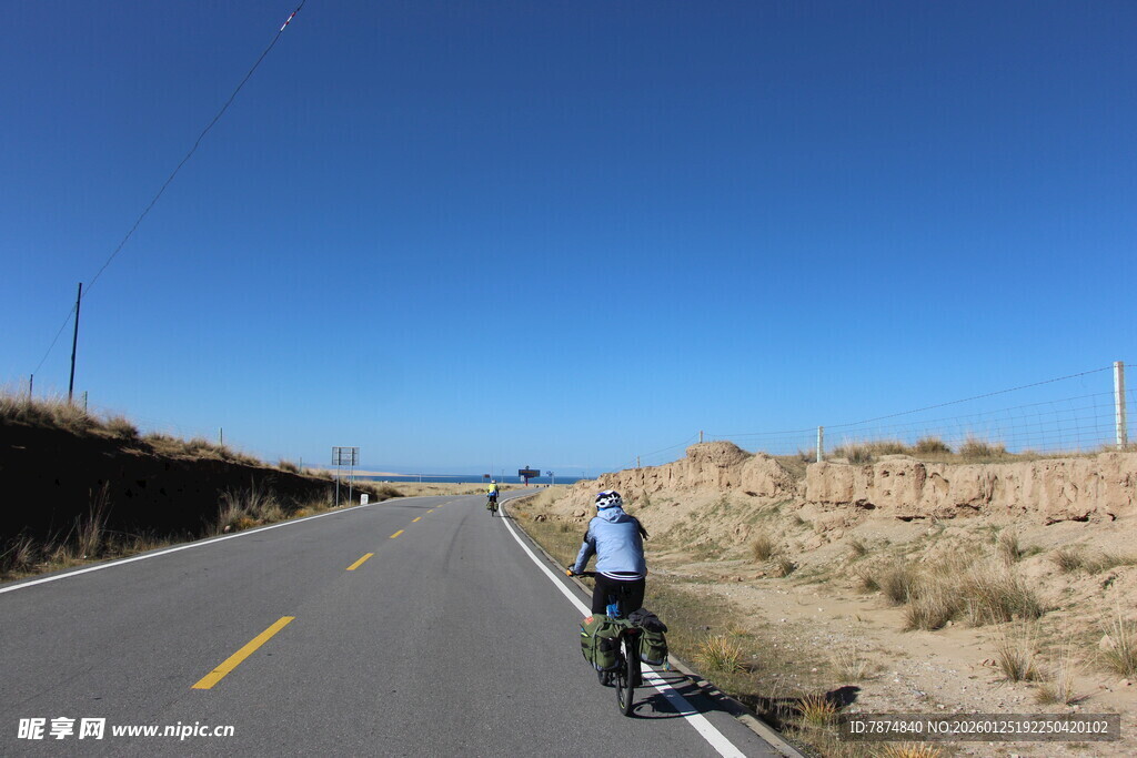 骑行者驰骋于空旷公路
