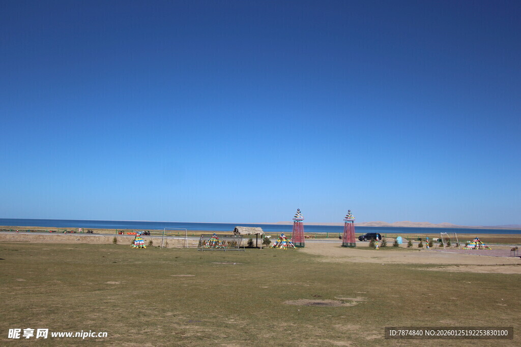 广阔蓝天与开阔场地景观