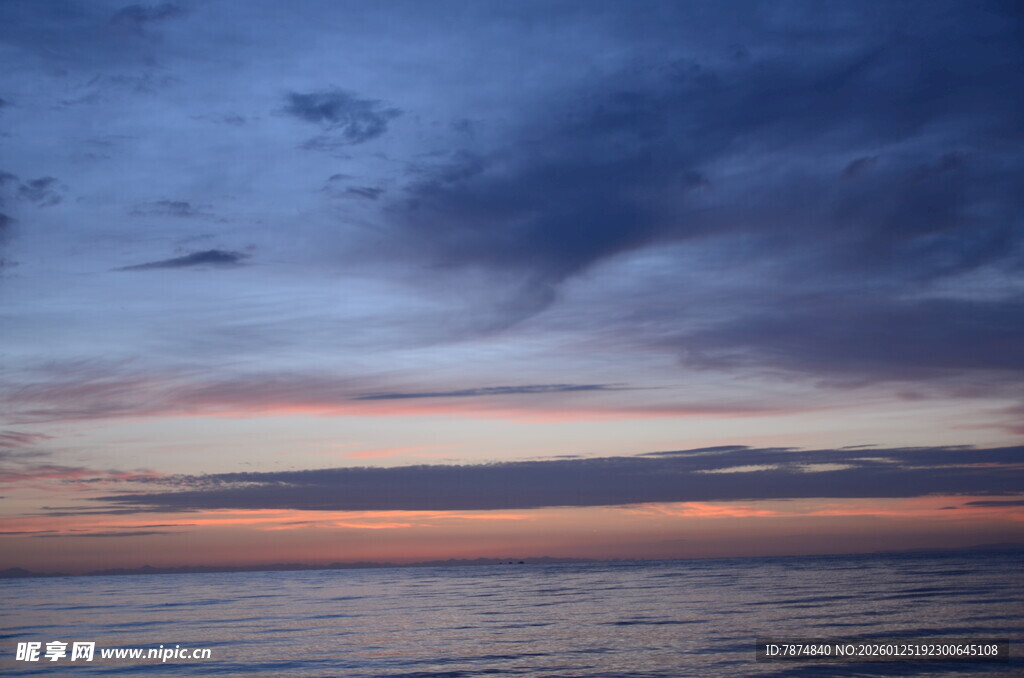 海上日落时分的壮丽天空