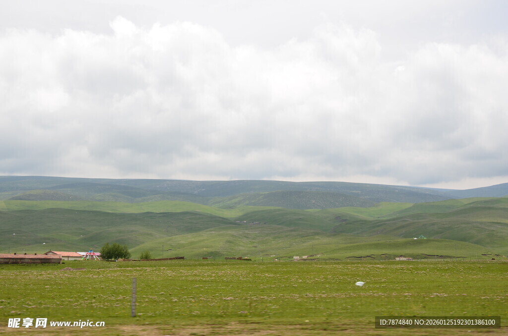 草原风光 远处山峦与浮云